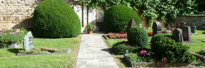 Friedhof BebenhausenAuf dem Bild sieht man einen Teil des Friedhofs in Bebenhausen mit einem Weg.