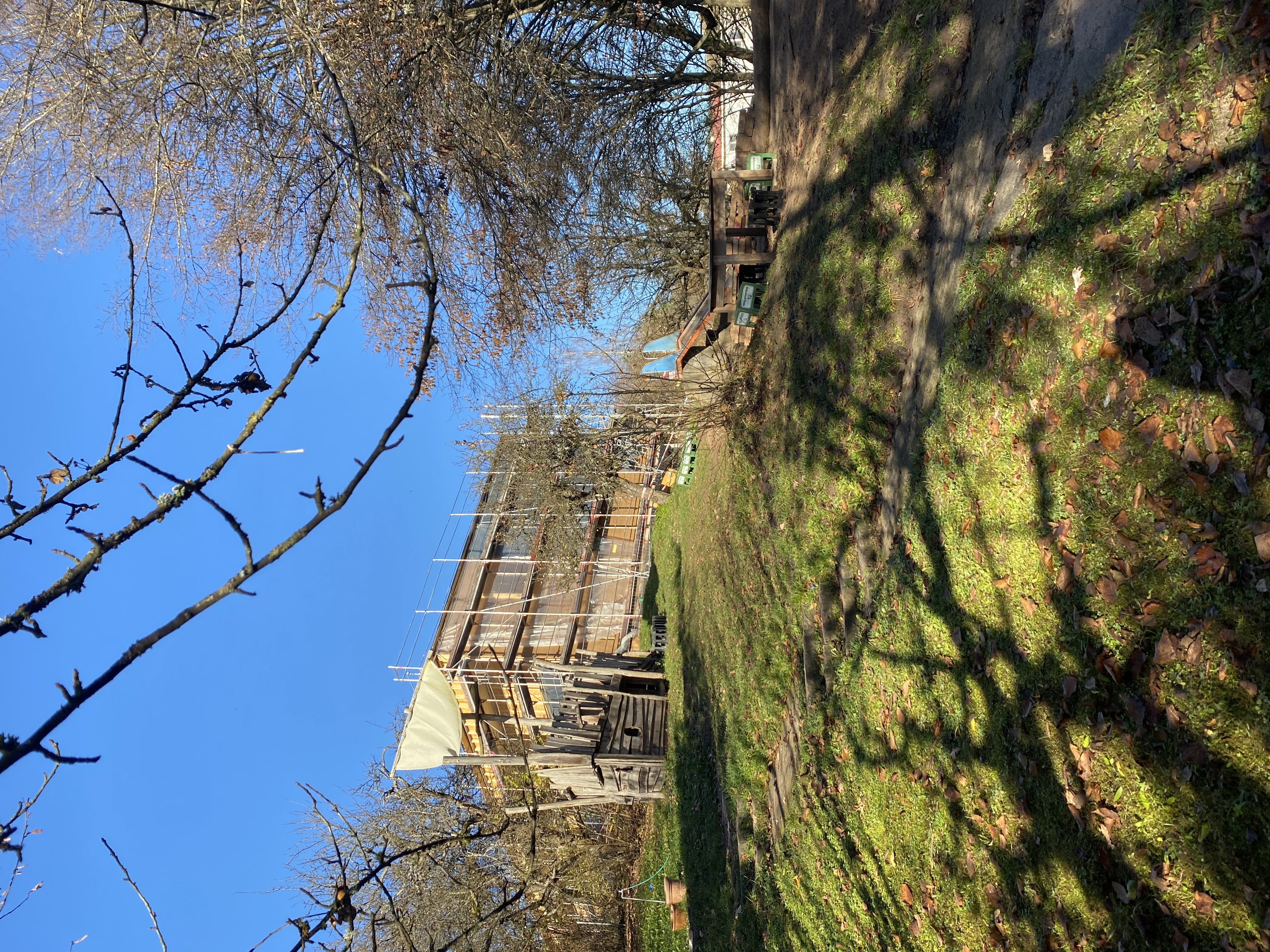 Garten mit Blick auf Neubau im Hintergrund