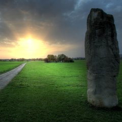 Menhir in Weilheim, Blick nach Kilchberg in die untergehende Sonne 13.10.2008 Bild: Ulrich Metz