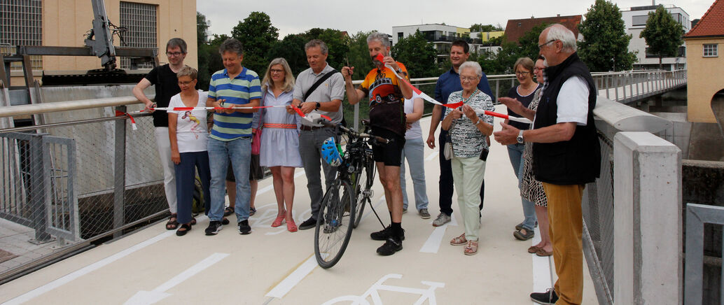 Boris Palmer zerschneidet das Band zur Eröffnung der Radbrücke Ost