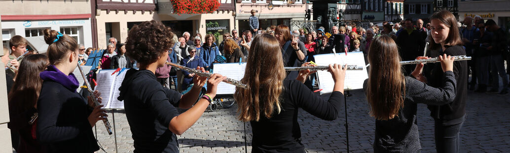 Gruppe von Kindern spielt Instrumente