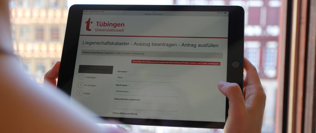 Online-Antrag auf einem Tablet