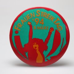 Dieser Button wurde für den Frauen-Streik-Tag am 8. März 1994 angefertigt. In Tübingen wurde der Frauenstreik von der damaligen Frauenbeauftragten Edda Rosenfeld organisiert. Es gab eine Demonstration am Schimpfeck und eine Kundgebung am dem Marktplatz.

Bild: Gerlinde Strasdeit