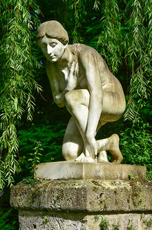 Nymphe am Anlagensee (Skulptur aus Marmor)