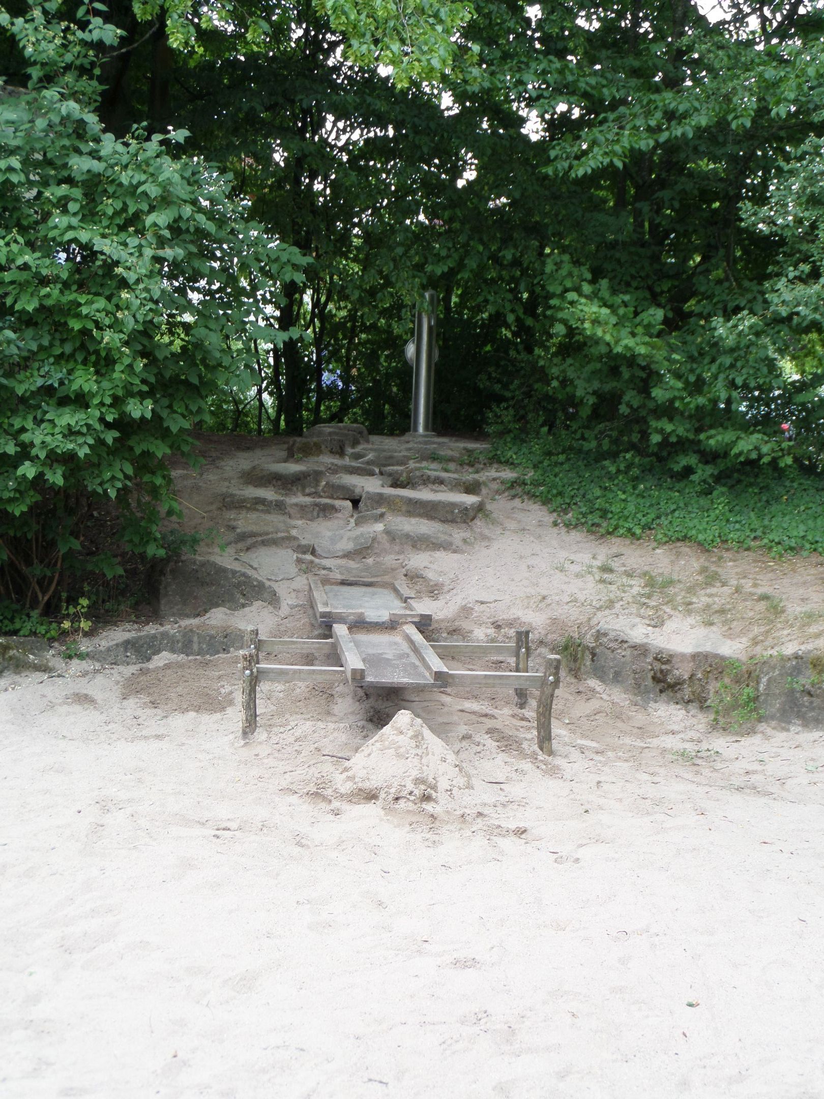 Sandkasten und Bäume