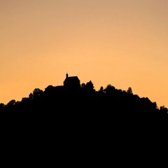 Ein heisser Tag neigt sich über der Wurmlinger Kapelle dem Ende zu. Bild: Erich Sommer