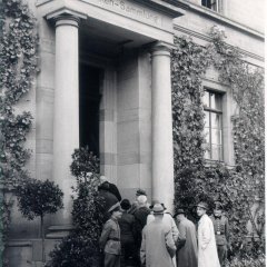 Eingang des Tübinger Kunstgebäudes in der Wilhelmstraße zur Ausstellung Meisterwerke,  1946. Bild: Carl Näher, Stadtarchiv Reutlingen