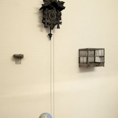 Margit Busch: Transition, 2016. Vogelnest, Kuckucksuhr, Käfig, kleiner Globus, Sound. Bild: Stadtmuseum Tübingen
