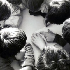 Die Fotografie aus den 1970er- oder 80er-Jahren zeigt die Kinder der Sophienpflege bei den Hausaufgaben. Vermutlich wurde das Foto in der heimeigenen Schule aufgenommen. Bild: Stadtmuseum Tübingen