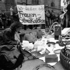 Die Frauenstreikaktion am 8. März 1991 auf dem Holzmarkt war eine Aktion der Tübinger Gruppe „Frauen gegen den Krieg“. Unter dem Motto „Wir laden ab“ konnten Frauen Gegenstände ablegen und so ein Zeichen gegen bestehende Herrschafts- und Machtverhältnisse setzen. Dabei wurde auch gegen den Golfkrieg demonstriert und gegen weitere militärische Auseinandersetzungen, die insbesondere Frauen als Opfer trafen.

Bild: Yvonne Berardi