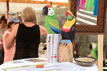 Stand mit Holz-Papageien