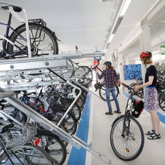 Fahrräder kann man einfach und sicher parken. Bild: Anne Faden