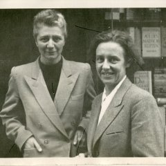 Die beiden Gründerinnen der Buchhandlung Gastl, Julie Gastl (links) und Gudrun Schaal.
Bild: Stadtarchiv Tübingen