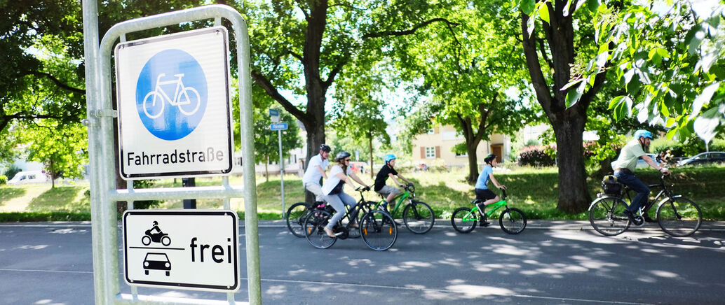 Radfahrende in einer Fahrradstraße