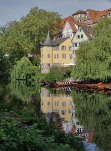 Hölderlinturm mit Stocherkähnen