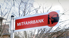 Hinweisschild für die Mitfahrbank