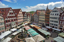 Blick vom Tübinger Rathaus auf den Wochenmarkt