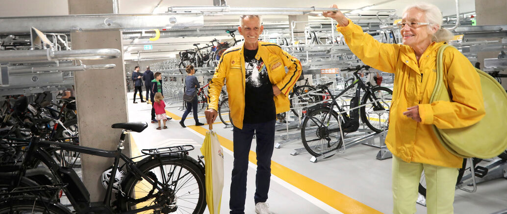 Mann und Frau in gelber Jacke in der neuen Radstation am ZOB 