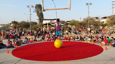 Jugendzirkus Aufführung in Peru