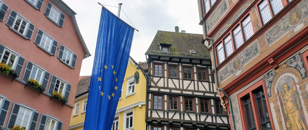 Europaflagge vor dem Tübinger Rathaus