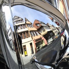 Chrom, die Tübinger Altstadt und ganz versteckt ein Fotograf. Bild: Erich Sommer