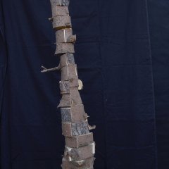 Ralf Bertscheit: Heimatlos 1-7, 2015. Holz. Bild: Stadtmuseum Tübingen
