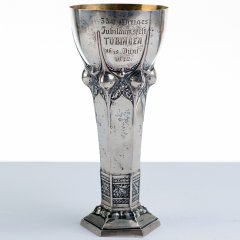 Silberpokal „350-jähriges Jubiläumsfest Tübingen“ von 1912, 1936 als Geschenk von der Familie des Erstbesitzers erhalten. Bild: Christoph Jäckle