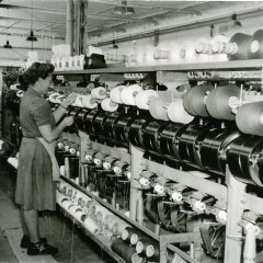 Arbeiterin in der Frottierweberei Egeria. Bild: Stadtarchiv Tübingen