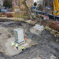 Mit einem Spezialkran wurde der circa 25 Tonnen schwere „Mönch“ in den östlichen Bereich des Sees eingelassen. Bild: Ulrich Metz