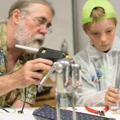 Beim Sommerfest im Juli 2015 haben Kinder unter der Leitung von Robin Broadfoot kleine Roboter gebastelt. Bild: Christoph Jäckle