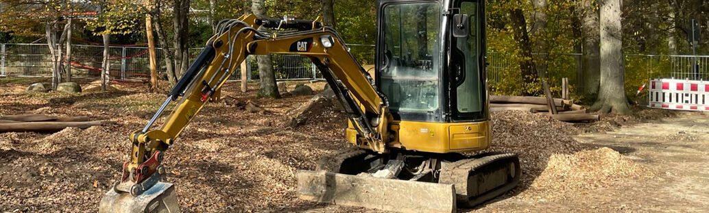 Bagger beim Umbau Spielplatz