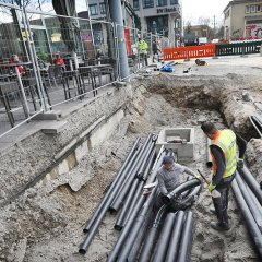 Weit weniger tief als der Kanal, werden die neuen Versorgungsleitungen für Strom, Wasser, Abwasser, sowie Gas, Fernwärme und Telekommunikation verlegt. Bild: Anne Faden