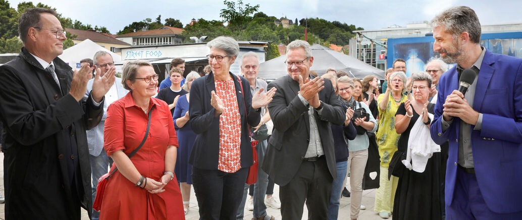 Regierungspräsident Klaus Tappeser, Projektleiterin Dr. Kathrin Korth, Staatssekretärin Elke Zimmer, Bau- und Erster Bürgermeister Cord Soehlke und OB Boris Palmer bei der Eröffnung des neuen ZOB am 28. Juli 2023