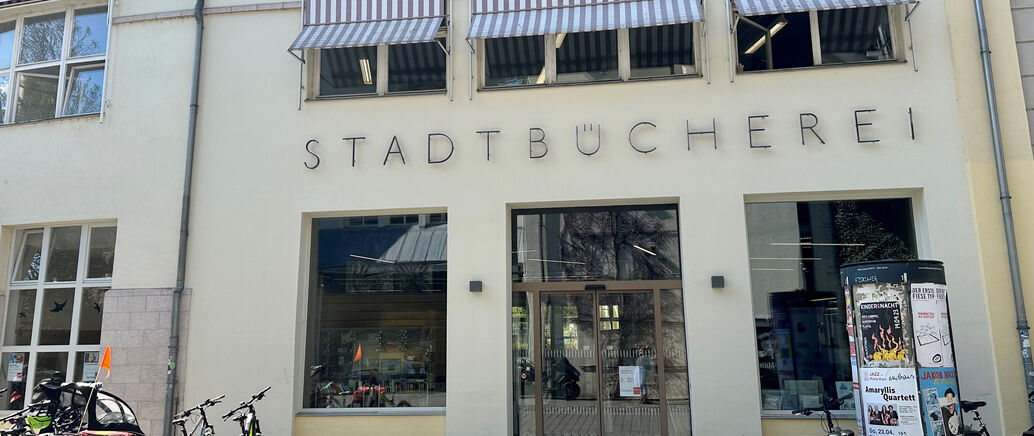 Eingang zur Stadtbücherei