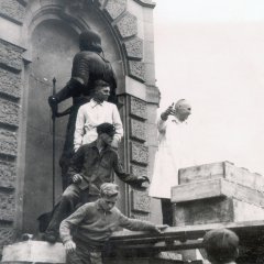 Eberhardsdenkmal beim Abtransport zum 
Einschmelzen als „Metallspende“ für die
Rüstung im Zweiten Weltkrieg, Juli 1942; 
rückseitiger Text: „der beleidigte Graf Eberhard“. Bild: Stadtarchiv Tübingen.
