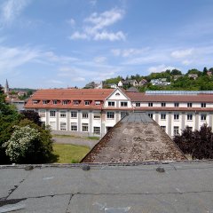 Blick über die Brücke in Richtung des Egeria-Verwaltungsgebäudes. Bild: Henry Gebauer