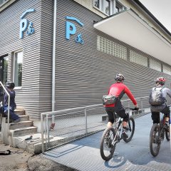 Über eine Rampe gelangen Radfahrende ins Gebäude. Bild: Anne Faden