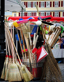 Besen beim Martinimarkt in Tübingen