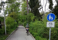 Gehweg mit Radweg am Stadtgraben.