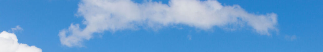 Blauer Himmel mit weißen Wölkchen