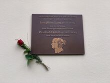 Villa_Koestlin_Gedenktafel_mit_Rose_c_Universitaetsstadt_Tuebingen