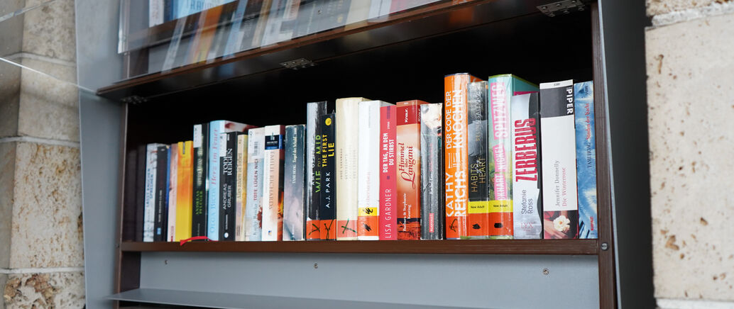 Bücher im Bücherschrank auf dem Bergfriedhof