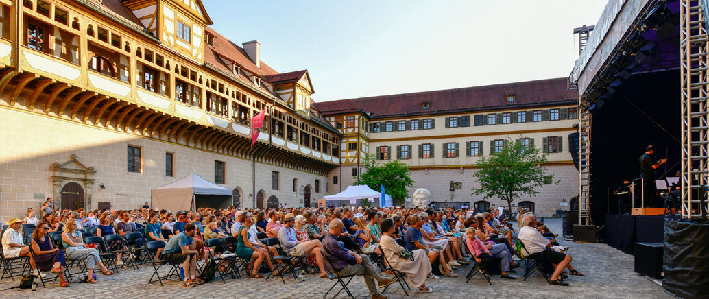 Konzertpublikum im Schlosshof