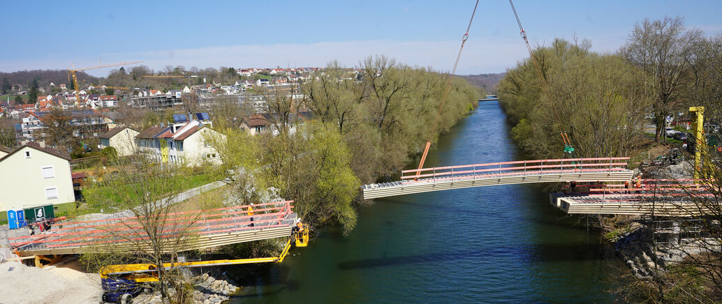 Fuß- und Radbrücke Lustnau wird eingehoben