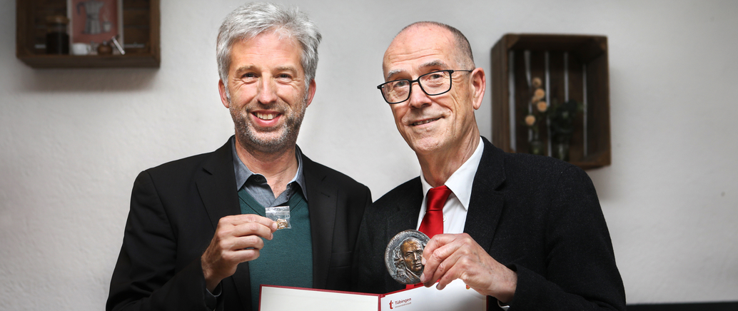 Hanns-Peter Krafft und OB Boris Palmer mit Uhlandplakette