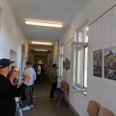 Die Ausstellung „Insights“ in der Volkshochschule zeigte Menschen und Details aus Tübingens Partnergemeinde Durham. Bild: Universitätsstadt Tübingen