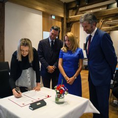 Katie Corrigan unterschreibt die Neuauflage der Partnerschaftsurkunde, daneben stehen Simon Henig, Dr. Daniela Harsch und Boris Palmer. Bild: Patrick Gerstorfer