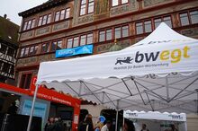 Tübinger Rathaus mit Ständen davor während des Klimatags im April 2025