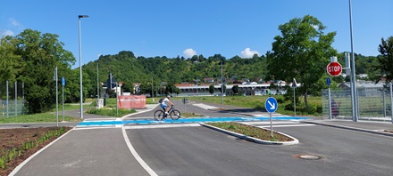 Blaumarkierter Fuß- und Radweg im Gewerbegebiet Aischbach II
