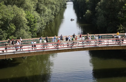 Menschen auf der Fuß- und Radbrücke Lustnau über dem Neckar